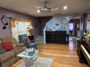 Colorful 3 bedrooms twin home near Center